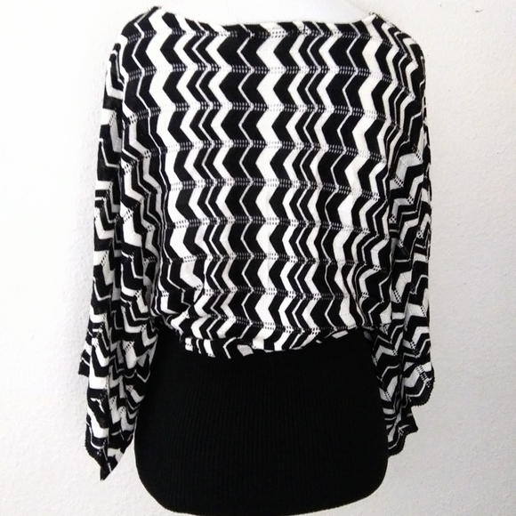 Rampage crochet semi sheer zigzag batwing sleeve top Size Medium - Picture 12 of 13